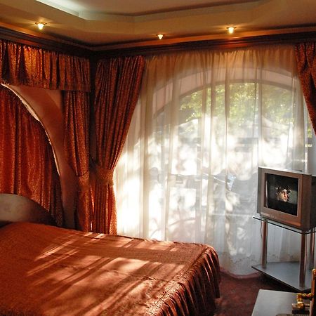 Praha Hotel Yerevan Exterior photo